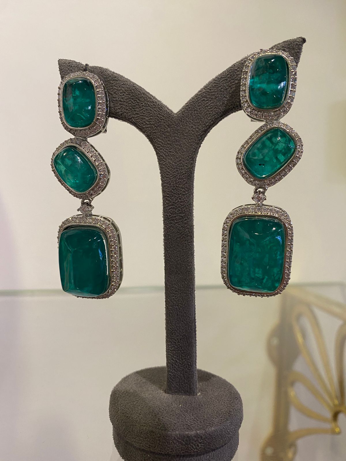 SILVER STONE STUDDED EMERALD EARRING