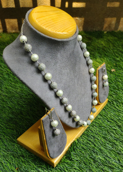 DIAMOND STUDDED PEARL MALA