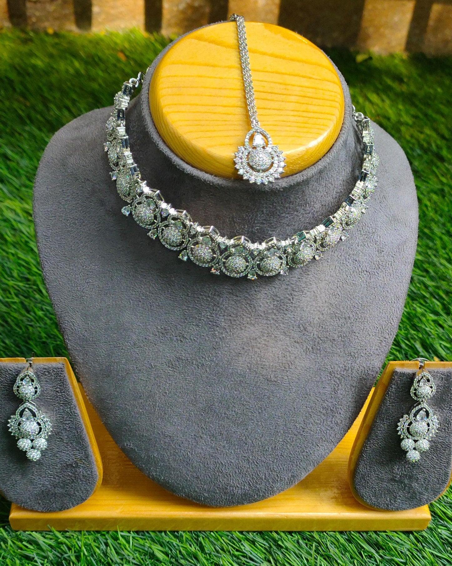 DIAMOND STUDDED NECKLACE SET WITH MANGTIKA